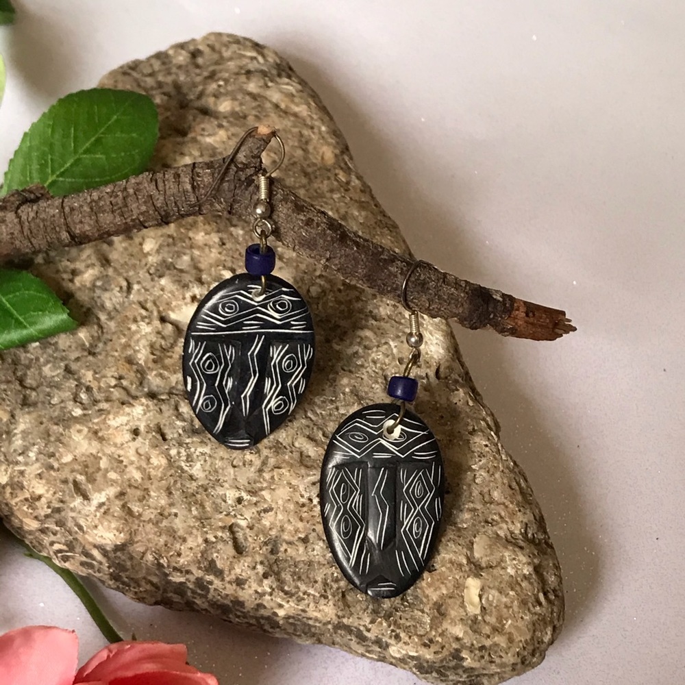 Hand-curved mask face soap stone dangling earrings - Picture 2 of 5